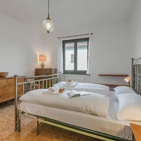 Villa Eva: Leggiuno 5-Bed Villa For Families & Groups Villa Leggiuno