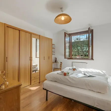 Villa Eva: Leggiuno 5-Bed Villa For Families & Groups