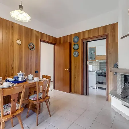 Villa Eva: Leggiuno 5-Bed Villa For Families & Groups Villa