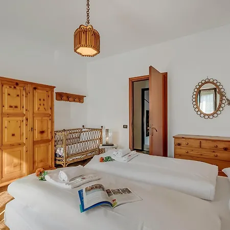 Villa Eva: Leggiuno 5-Bed Villa For Families & Groups Villa Leggiuno