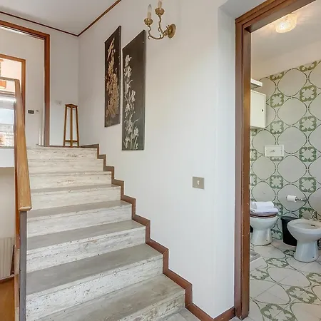Villa Villa Eva: Leggiuno 5-Bed Villa For Families & Groups