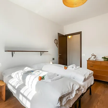 Villa Eva: Leggiuno 5-Bed Villa For Families & Groups Villa