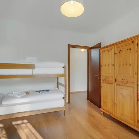 Villa Villa Eva: Leggiuno 5-Bed Villa For Families & Groups