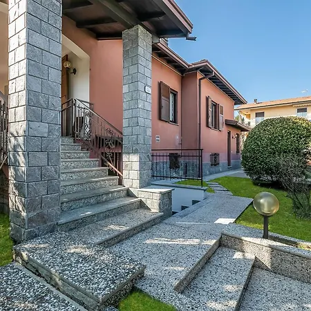 Villa Eva: Leggiuno 5-Bed Villa For Families & Groups